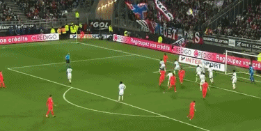 足球中超新赛季开幕在即，各队主场相继升级（中超新赛季将启幕，各队主场纷纷焕新）