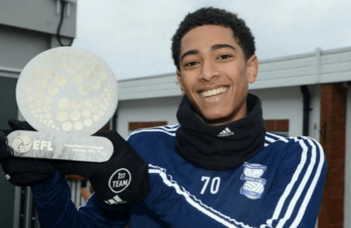 哈兰德晒与母亲、哥哥合照：老大、我和我哥（哈兰德发文晒与母亲、哥哥同框合影：配文称'老大、我和我哥）