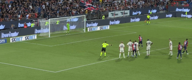 欧冠赛前穆里尼奥与两名昔日弟子重逢，并亲吻了斯内德的光头