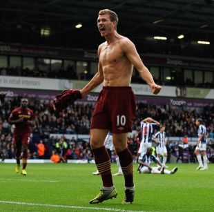 不满判罚，西蒙尼向裁判抗议：你不会给维尼修斯出牌的（西蒙尼不满判罚，质问裁判：为何不向维尼修斯出牌？）